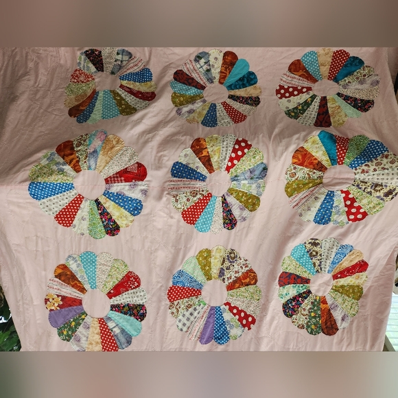 100% Handstitched Dresden Plate Quilt - Picture 2 of 16